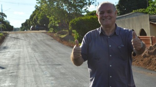 Prefeito Manoel Viais comemora avanço de nova frente de asfalto