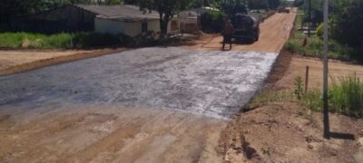 A Prefeitura de Caracol iniciou a construção da base de asfalto na Rua João Loureiro