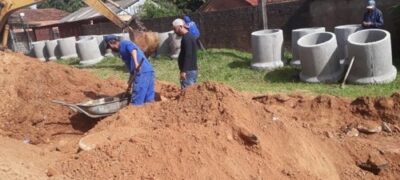 Prefeitura inicia obras de drenagem para asfaltar Rua Maurílio Godoy