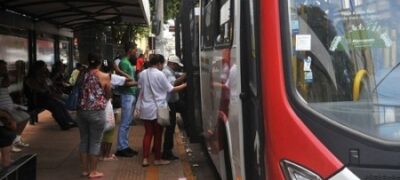 Tarado se masturba para jovem dentro de ônibus e acaba preso