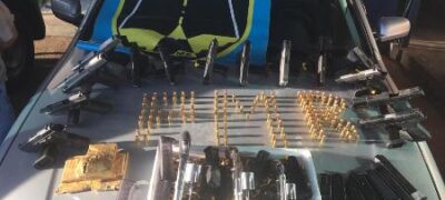 Mulheres são presas com 17 armas e  3.230 munições no tanque de carro