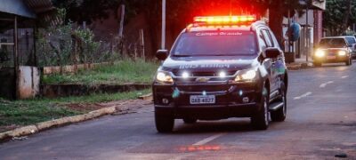 Padrasto e enteado são perseguidos e têm carro cravado de balas na Capital
