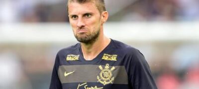 Henrique é o único zagueiro com titularidade garantida no Corinthians