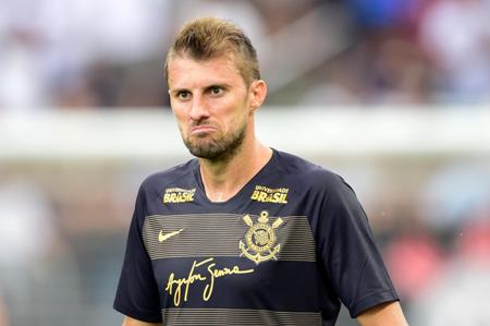Henrique é o único zagueiro com titularidade garantida no Corinthians
