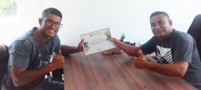 Vereador Xetinho entrega Moção de Aplausos para Marlon Campeão Estadual de Vôlei de Praia