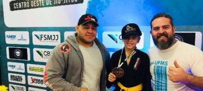 Atleta mirim vende sacolé para poder disputar o Campeonato Brasileiro de Jiu Jitsu