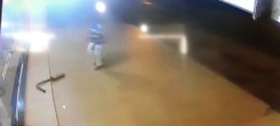 Câmera flagra homem tentando quebrar porta de loja no centro de Bela Vista