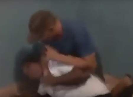 Policial invade estúdio de rádio, agride e dá voz de prisão a entrevistado