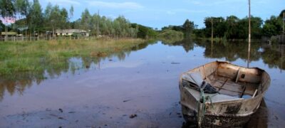 Rio Apa continua subindo e deixa ribeirinhos ilhados e moradores são levados para abrigos