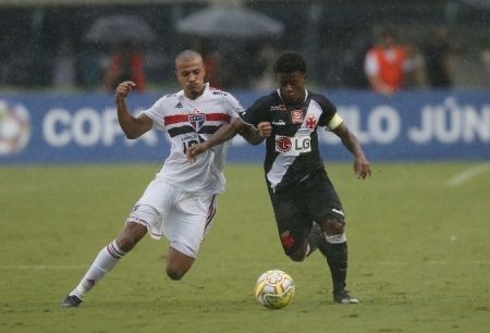 Tite chama jogador do Vasco para integrar seleção em amistosos na Europa