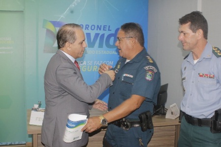 Coronel David homenageia militar pelos 30 anos de serviços prestados por MS
