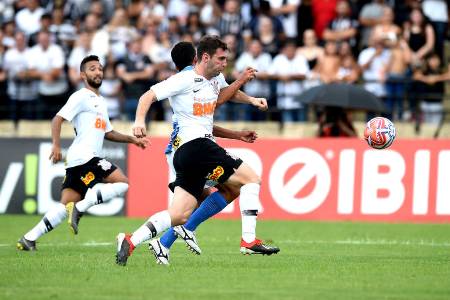 Jadson treina sem limitações e deve reforçar o Corinthians contra o Santos
