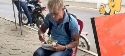 Melhor prefeito do país é flagrado almoçando marmitex no camelódromo