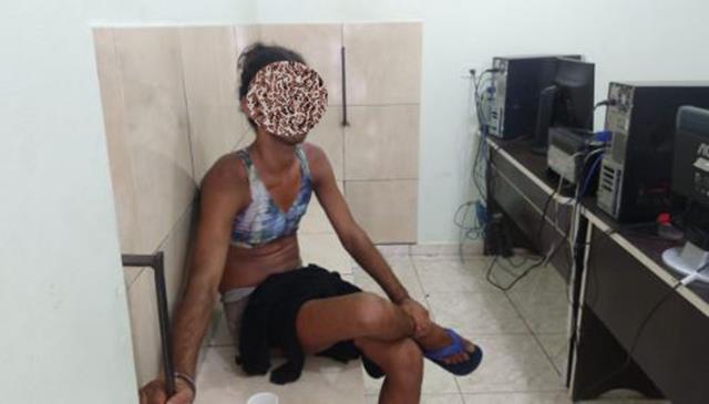 Travesti em surto invade escola e tenta esfaquear adolescentes
