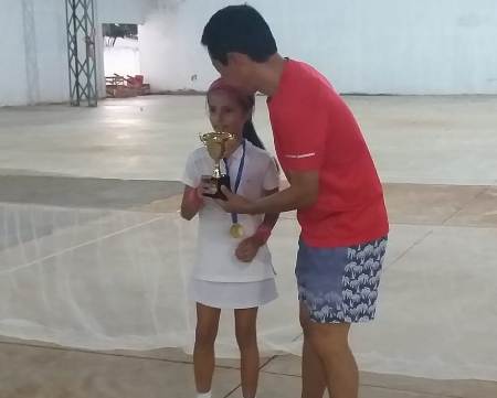 Jovem talento bela-vistense Mariah vem se destacando no Tênis 