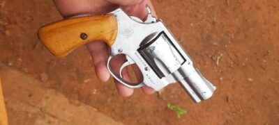 Polícia Militar recupera veículo e apreende arma de fogo