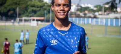 João Mendes, filho de Ronaldinho Gaúcho, assina primeiro contrato com Cruzeiro