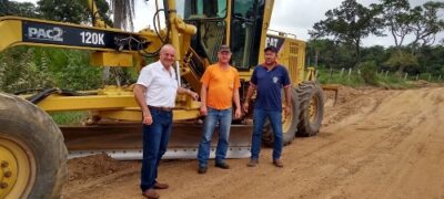 Prefeito Manoel Viais vistoria  obras de recuperação de estradas na zona rural