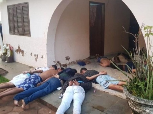 Polícia paraguaia prende 13 bandidos com maconha e granadas na fronteira