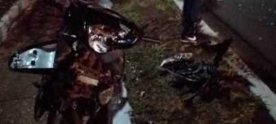 Motociclista bate em carro parado e morre no hospital