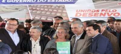 Governo do Estado entrega títulos de imóveis e acaba com drama de famílias de Amambai