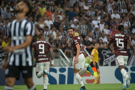 Flamengo usa alta qualidade contra ousadia rival e vira líder
