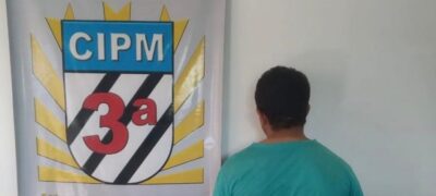 Chorando, menina de 12 anos procura polícia após ser estuprada pelo pai