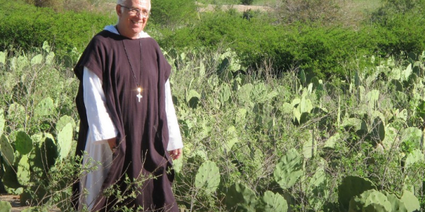 O padre brasileiro que foi morar no lixão para resgatar as pessoas jogadas no lixo