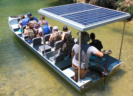 Passeio de cachoeiras em Bonito (MS) adquire barco sustentável