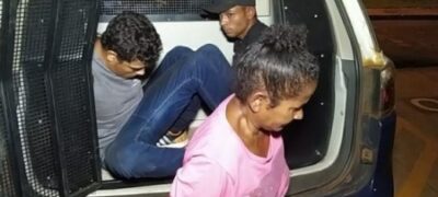 Bandidos que assaltaram taxista são agredidos ao chegar à delegacia