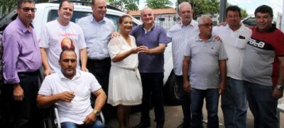 Em Caracol, Geraldo e Manoel Viais entregam asfalto, veículo e equipamentos para a saúde