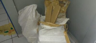 PM apreende 102 kg de maconha e prende dois homens, durante policiamento no distrito de Alto Caracol
