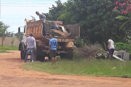 Moradores da Vila Canaã realizam mutirão de limpeza