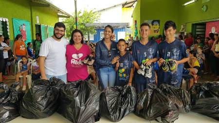 Fundesporte distribui pares de tênis a crianças do Programa Rede Solidária, em Campo Grande