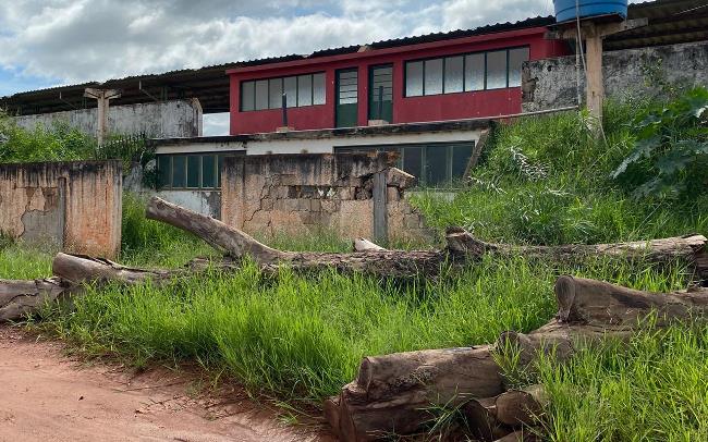 Vereadora Fabrizia Tinoco pede urgência na reconstrução de muro no Estádio e limpeza no local