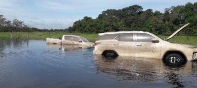 Veículos abandonados em região alagada foram apreendidos pelo DOF durante a Operação Hórus no município de Aquidauana