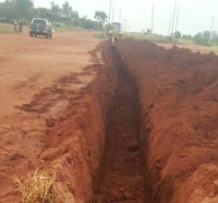 Para impedir entrada de brasileiros, Paraguai cava valas na fronteira com MS