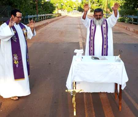 Em Bela Vista, padre faz missa nas ruas dos Bairros com o Santíssimo Sacramento
