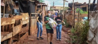 Para garantir que moradores fiquem em casa, prefeito entrega cestas básicas