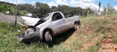 Em Caracol, motorista perde controle da direção em curva, cai em valeta e morre
