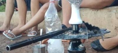 Mesmo com toque de recolher em Bela Vista, jovens formam roda com tereré e narguilé