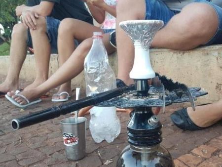 Mesmo com toque de recolher em Bela Vista, jovens formam roda com tereré e narguilé
