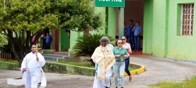 Padre continua celebrando missa no meio das ruas de bairros em Bela Vista