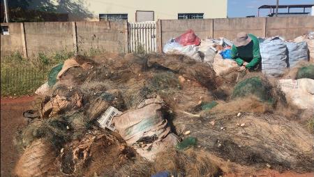 PMA de Aparecida do Taboado entrega para reciclagem mais de 600 kg de redes e tarrafas de pesca apreendidas em operações, medindo cerca de 100 km