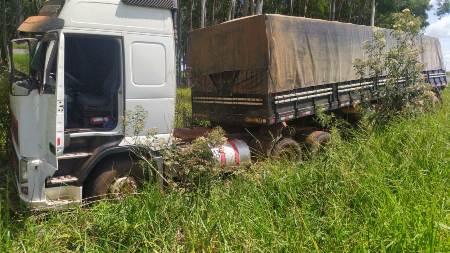 DOF e Força Tática recuperam carreta furtada carregada com 45 mil pacotes de cigarros contrabandeados do Paraguai