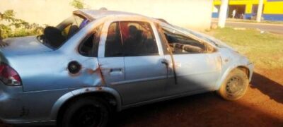 Carro capota na saída de Bela Vista e deixa três feridos