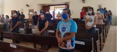 Sem idosos ou crianças, missas de domingo voltam com máscaras e distanciamento