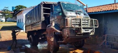 A 4ª Cia E Cmb Mec realiza limpeza e descontaminação das viaturas, após o apoio ao Hospital de Guia Lopes da Laguna/MS