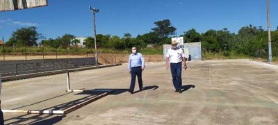 Manoel Viais vistoria obra de revitalização na quadra poliesportiva no Alto Caracol 