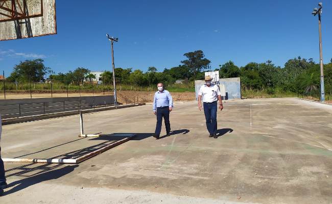 Manoel Viais vistoria obra de revitalização na quadra poliesportiva no Alto Caracol 